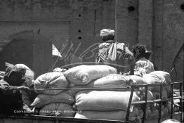 Image du Maroc Professionnelle de  Un grand chariot tiré par deux chevaux livre des sacs de farine près de Bab Agnaou (porte du bélier XIIIe siècle) monument de l'architecture militaire, construite en pierres de Guéliz, Mercredi 18 Mai 1988. (Photo / Abdeljalil Bounhar). (Photo / Abdeljalil Bounhar) 